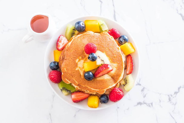 pancake with mix fruits - Фото, изображение
