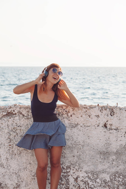 junge Frau hört Musik über Kopfhörer - Foto, Bild
