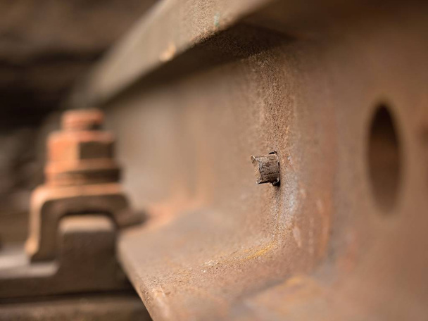 Detail rezavé šrouby a matice na staré železniční trati. Shnilé dřevěné kravata s rezavé šrouby a matice. - Fotografie, Obrázek