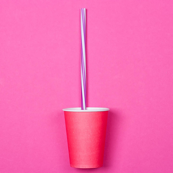 egy köteg-ból multi-színes ivás szalmaszál a papír kupa - Fotó, kép