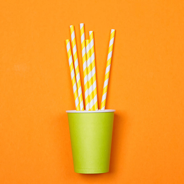 a bundle of multi-colored drinking straws in a paper Cup - Foto, imagen