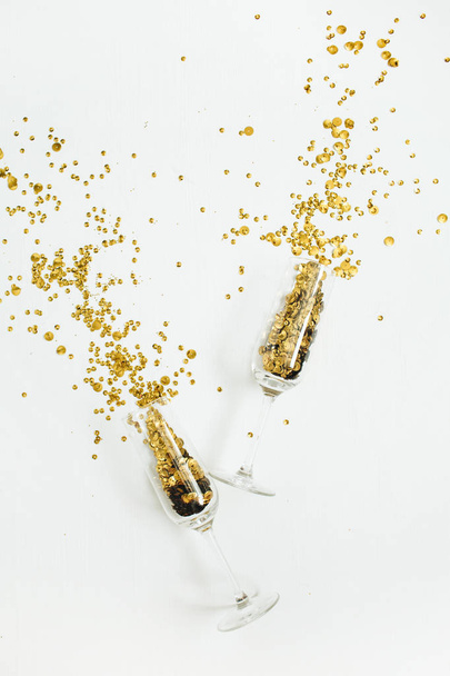 Champagneglazen met gouden confetti klatergoud - Foto, afbeelding