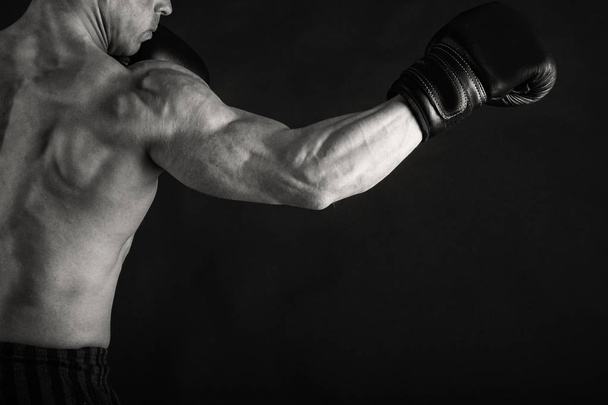 Bodybuilder auf einem Schwarz-Weiß-Foto. - Foto, Bild