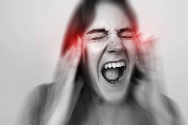 Portrét hezká žena stresu a bolesti hlavy migréna bolest. Černá a bílá s červeným akcentem. Bolest koncept detail - Fotografie, Obrázek
