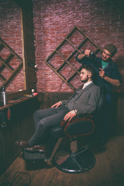 クライアントの理髪店で髭剃り。ベルベル人は、クライアントをひげそり - 写真・画像