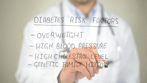Factores de riesgo de diabetes, escritura del médico en pantalla transparente
 - Foto, Imagen