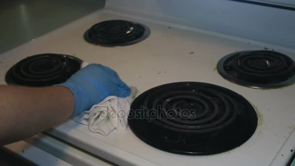 limpiar a mano la parte superior de una estufa
 - Metraje, vídeo