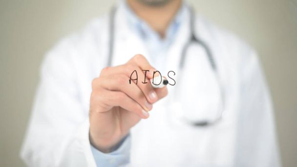 SIDA, Doctor escribiendo en pantalla transparente
 - Foto, Imagen