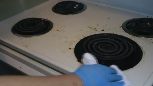 lavar las manchas de grasa de una estufa
 - Imágenes, Vídeo