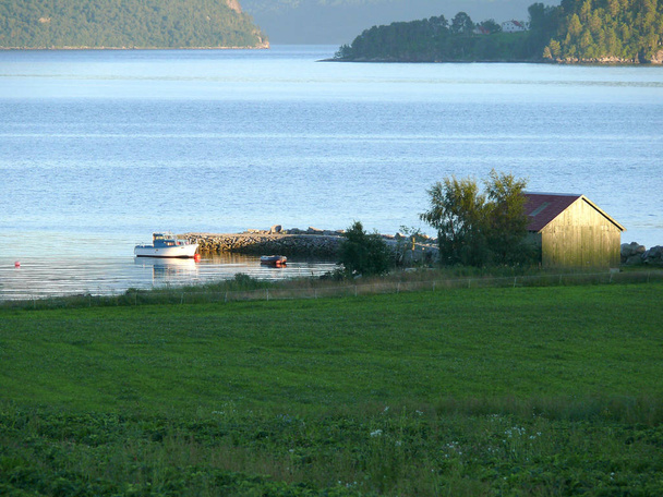 ノルウェー、港桟橋が付いている海岸小屋 - 写真・画像