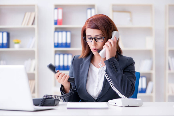 Assistente de call center frustrado respondendo a chamadas - Foto, Imagem
