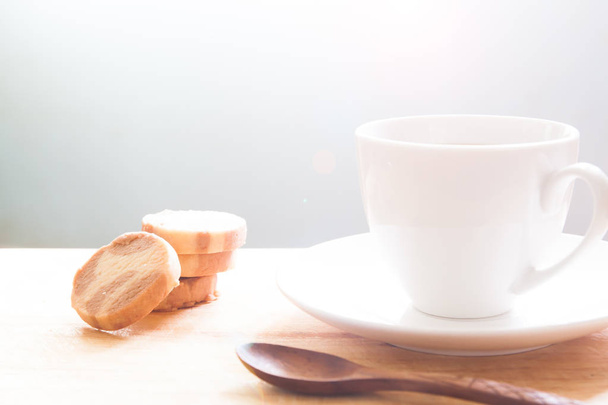 Φλιτζάνι καφέ με στοίβα cookies στην ξύλινη σανίδα με αντίγραφο χώρου - Φωτογραφία, εικόνα