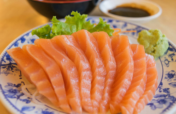 лосось с васаби и соусом на столе дерева в ресторане
 - Фото, изображение