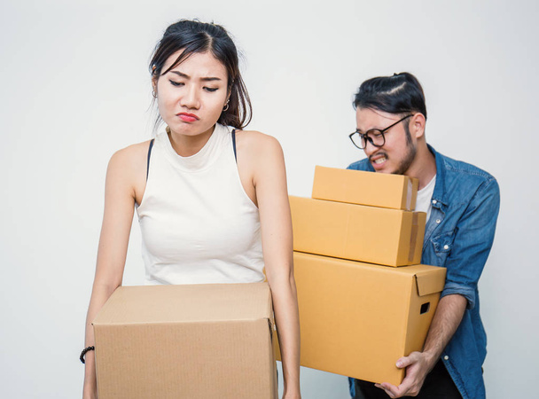 Young couple packing and moving their house - Foto, imagen