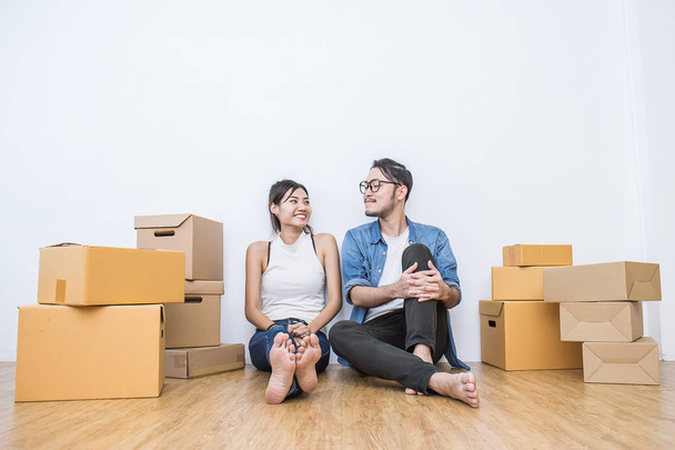 Young couple packing and moving their house - Foto, Imagem