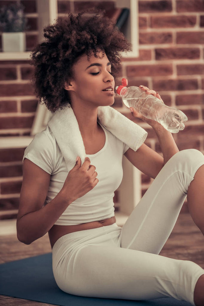 Yoga yaparken Afro Amerikan kız - Fotoğraf, Görsel