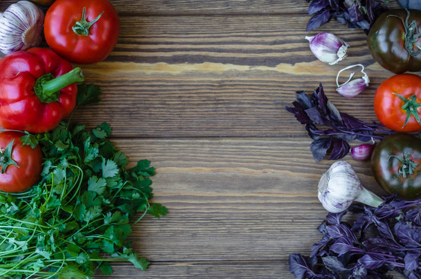 Assorted tomatoes, paprika, garlic and herbs - Фото, изображение