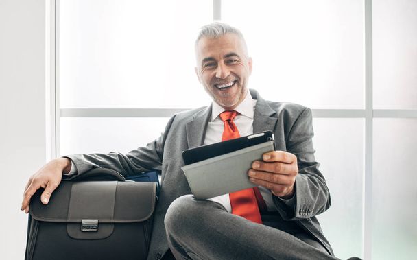 Businessman using digital tablet - Valokuva, kuva