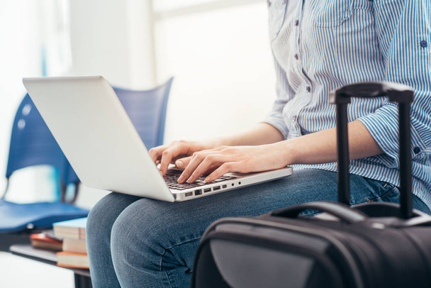 Young woman using laptop - Фото, изображение