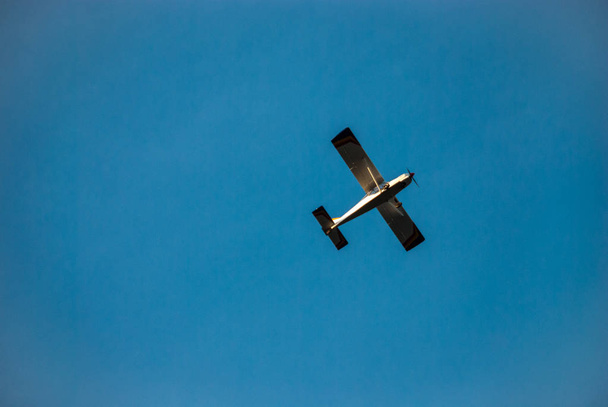 El avión vuela contra el cielo azul
 - Foto, Imagen