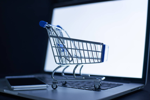 Shopping cart and laptop - Zdjęcie, obraz