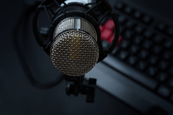 Професійний конденсатор студійний мікрофон над клавіатурою
 - Фото, зображення