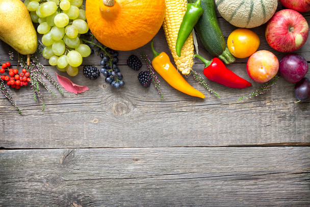 Podzimní zátiší ovoce a zeleniny na staré dřevěné desky abstraktní pozadí - Fotografie, Obrázek
