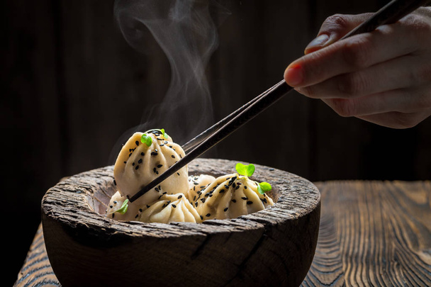 Closeup of homemade chinese dumplings in wooden bowl - Foto, Imagem