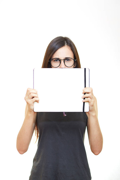 Muotokuva nuori nainen lasit eristetty valkoisella taustalla h
 - Valokuva, kuva