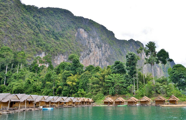Тайский курорт, плывущий среди гор
 - Фото, изображение