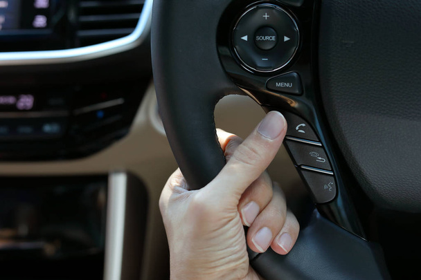 conductor de la gente usando el teléfono móvil inalámbrico del control del altavoz en coche
 - Foto, imagen