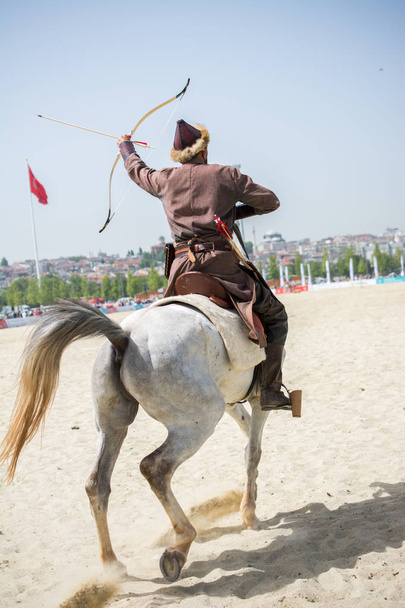 Osmanischer Bogenschütze reitet und schießt auf dem Pferd - Foto, Bild