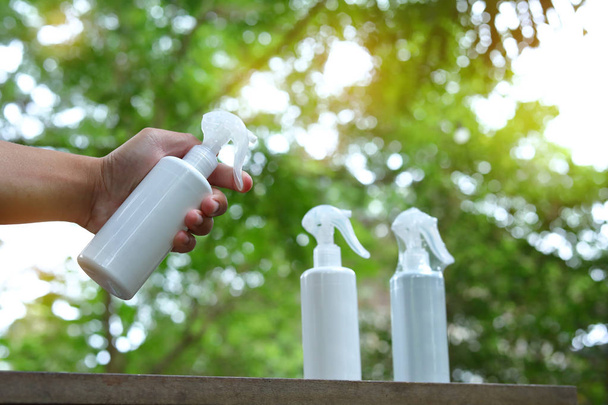 рука людина використовує туманний розпилювач пляшки води
 - Фото, зображення
