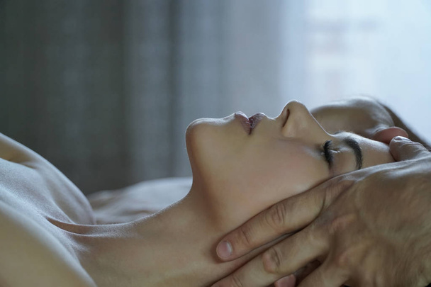 Le mani maschili fanno un massaggio facciale per la ragazza
 - Foto, immagini