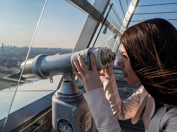 Turystyczne wyglądają uważny lornetki teleskop na panoramicznym widokiem - Zdjęcie, obraz