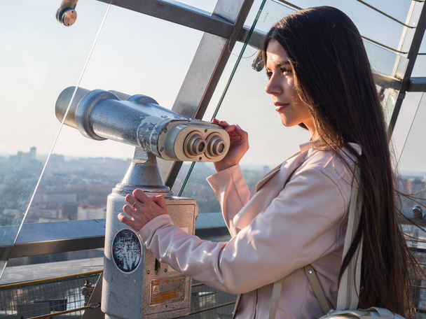 Туристический вид телескопа наблюдателя бинокля на панорамный вид
 - Фото, изображение