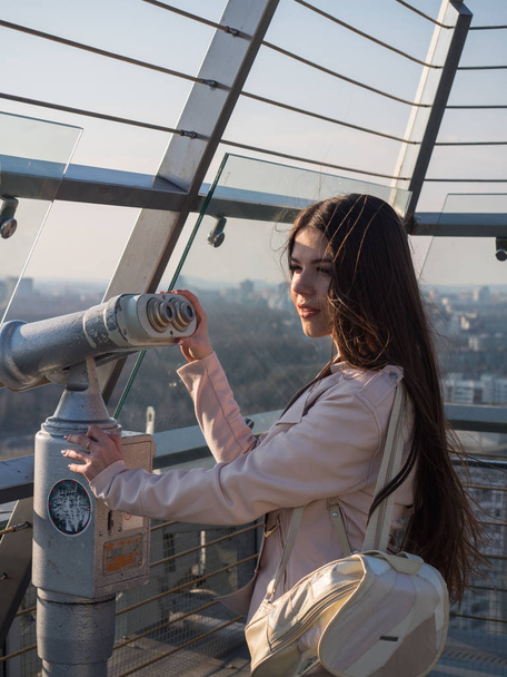 Olhar turístico observante binóculos telescópio na vista panorâmica
 - Foto, Imagem