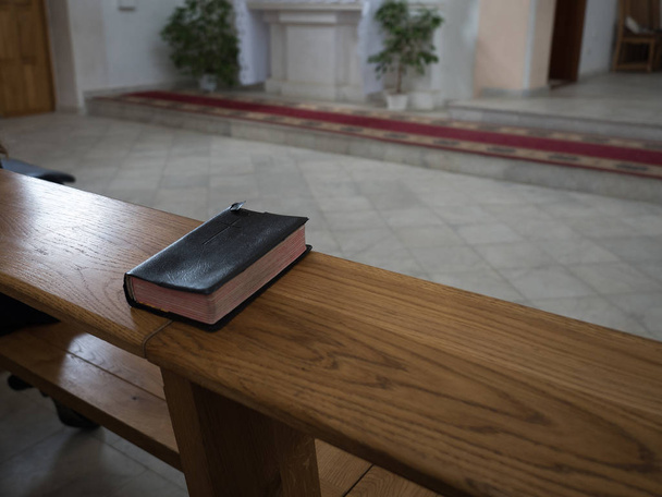Santa Biblia sobre la vieja mesa de la iglesia de madera - Foto, imagen