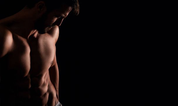 Attractive muscular man posing - Foto, immagini