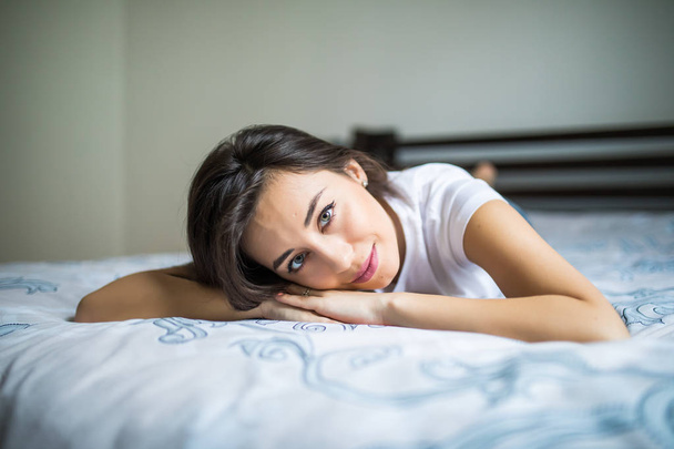 Young beauty woman lying on the bed - Photo, Image