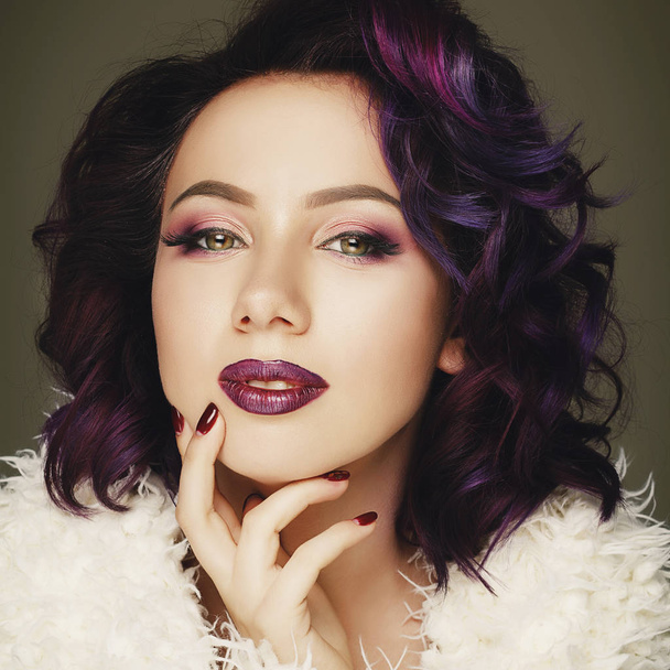 Portrait of beautiful sexy fashion model with purple hair over g - Foto, Imagem