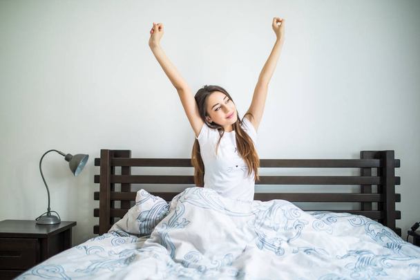 Счастливое утро красоты девушки, струящиеся в постели
 - Фото, изображение
