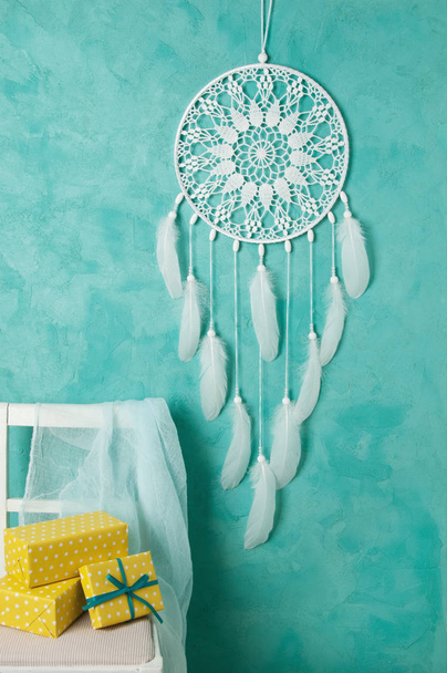 Beyaz tığ işi bardak altlığı peçete rüya yakalayıcı aquamarine üzerinde  - Fotoğraf, Görsel
