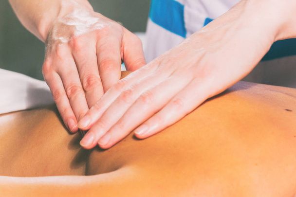 Procedimentos de spa, massagem manual
 - Foto, Imagem