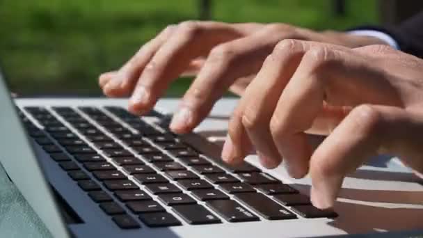 Freelancer online werk op laptop. - Video
