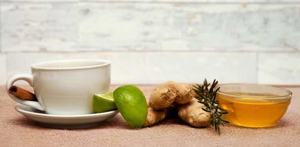 Tea cup, raw ginger, lime and honey - Foto, imagen
