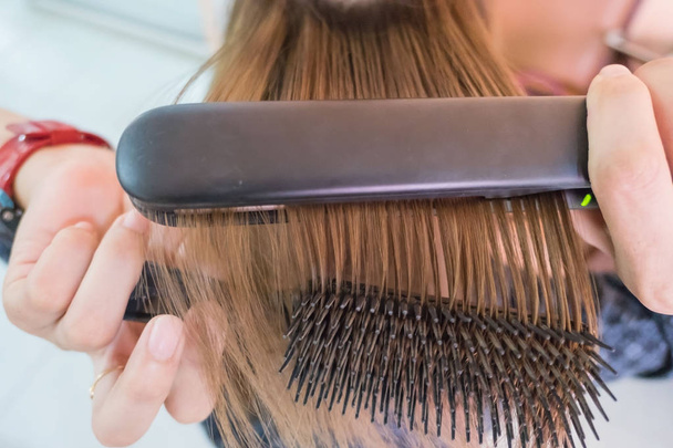 Portre saç düzleştirici uzun kızıl saçlı ile düzleştirme kadın - Fotoğraf, Görsel