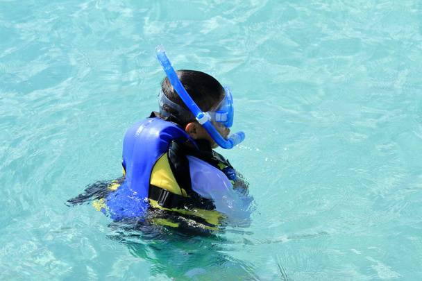 Japanese boy swimming with snorkel (second grade at elementary school) - Foto, Imagen