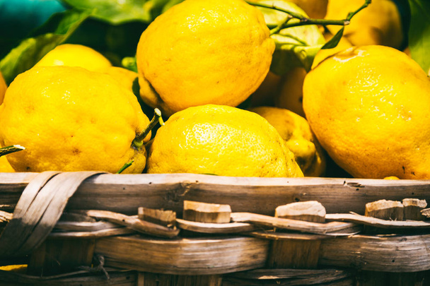 Beautiful juicy lemons, yellow fruit. - Foto, Bild