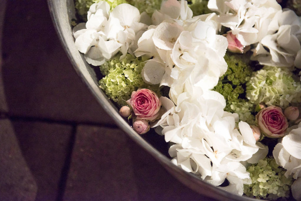 Nyári virágokkal beültetett fém dézsák - Fotó, kép